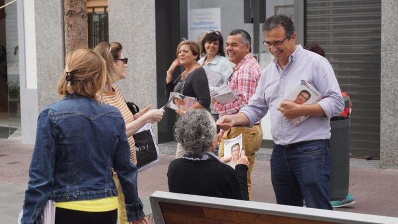 Juan Francisco Artiles y miembros de su candidatura distribuyendo folletos durante la campaña electoral en Los Llanos (Foto TA)